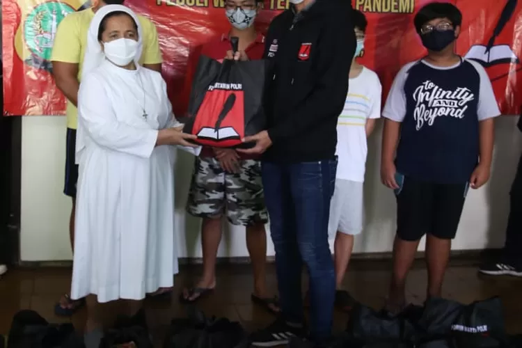 Ketua FWP Achmad Farouk menyerahkan bantuan paket sembako kepada Suster Tika, mewakili anak anak panti asuhan Vecentius, Salemba, Jakpus. (Suarakarya.id/Sadono)