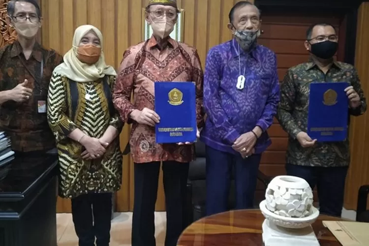  Dari kanan ke kiri, Rektor Unilak Junaidi, Ketua Yayasan UWKS Soedijatmiko dan Rektor UWKS Widodo Ario Kentjono usai penandatanganan kerjasama.