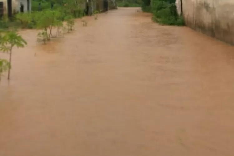 Banjir Lumpur Di Kampung Bugis Kota Sorong, Rabu (27/10/2021)/ Foto:skid (Yacob Nauly)