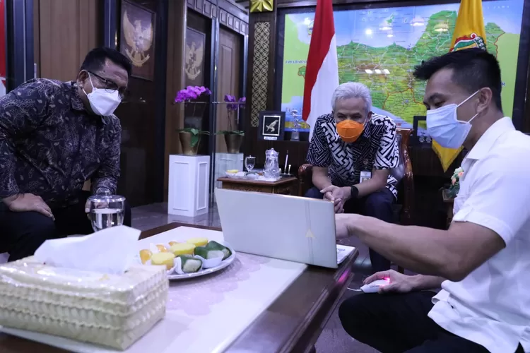 Ganjar sedang mencermati game Lokapala. (Istimewa)