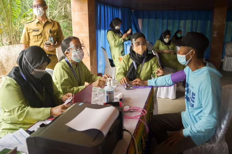 Pelaksanaan vaksinasi Covid-19 di ekosistem IKM yang difasilitasi Kemenperin di Kabupaten Pesawaran, Provinsi Lampung (Ist)