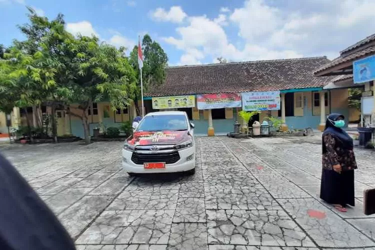 Wali Kota Solo Gibran Rakabuming meninggalkan mobil dinas dihalaman sekolah sebagai peringatan guru yang melanggar prokes