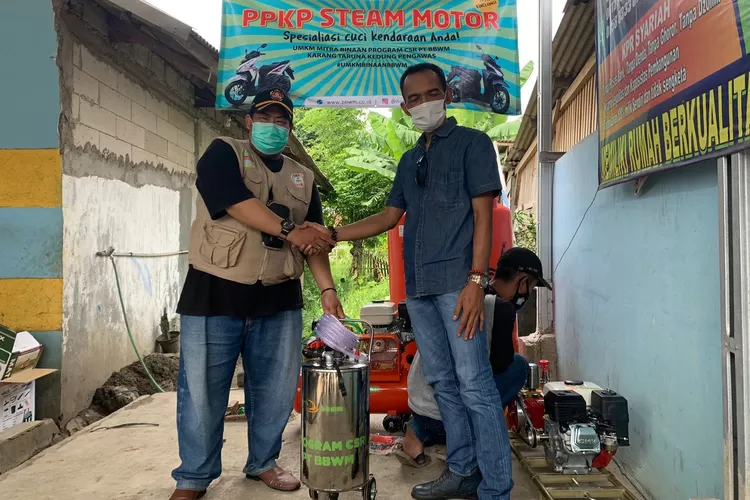 Perwakilan dari PT. BBWM secara simbolis memberikan bantuan alat pencucian kendaraan bermotor di Babelan. (FOTO: Dharma/Suarakarya.id). 