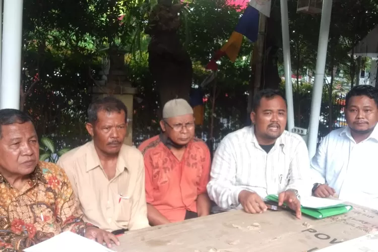Pelapor Herudi dan tim kuasa hukum memberikan keterangan pers di Polda Metro Jaya usai melaporkan  pengembang besar di Medan Satria Bekasi. (Suarakarya.id/Sadono)
