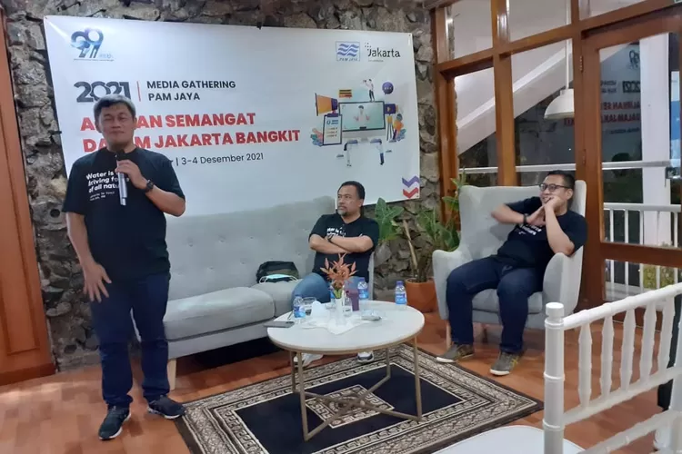 Dirut Utama PAM Jaya Priyanto Bambang Hernowo menyampaikan penjelasan  terkait rencana transisi pengambil alihan pengelolaan air bersih di Jakarta dari tangan dua mitra swasta, Sabtu (4/12%2021).