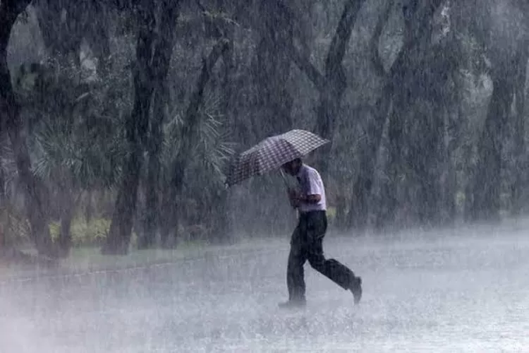 Sebagian wilayah di Indonesia diramalkan diguyur hujan lebat, Senin (6/12/2021).
