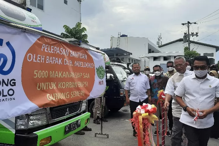 Ketua Umum DPP HKTI, Moeldoko melepas bantuan makanan ke masyarakat korban letusan Gunung Semeru di Lumajang