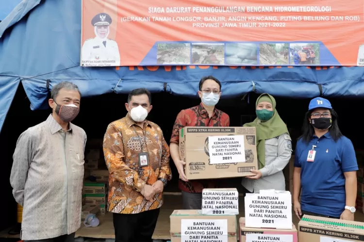 Panitia Perayaan Natal Nasional 2021 mengirimkan bantuan logistik untuk membantu warga yang terimbas erupsi Gunung Semeru di Lumajang Jawa Timur. 