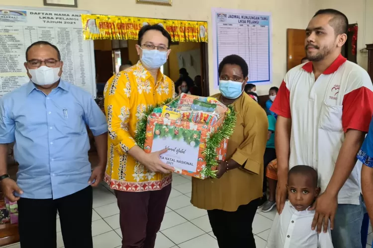 Jerry Sambuaga saat memberikan 512 paket sembako untuk Panti Asuhan Pelangi, Salomo, Holeiroo, Binaan Lapas Abepura dan Jemaat Gereha Sborhoinyi di Papua, Jayapura, Jumat (10/12). 