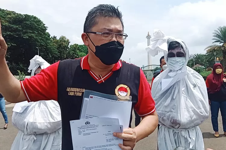 Ketua LQ Indonesia Alvin Lim memimpin demo pocong terkait gagal bayar KSP Indosurya.
