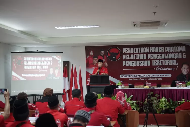 Ketua DPC PDIP Subang Maman Yudhia saat memberikan sambutan pendidikan politik Kader menjelang tahun politik 2022. (FOTO: Harun).