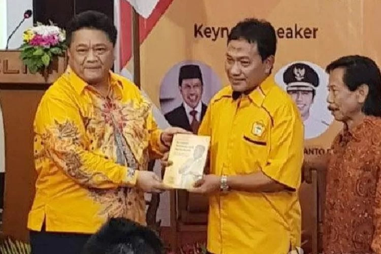 Anggota Komisi VII DPR RI, Ir HM Ridwan Hisjam (kiri)