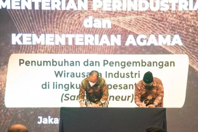 Menperin Agus Gumiwang Kartasasmita (kiri) dan Menteri Agama Yaqut Cholil Qoumas menandatangani MoU untuk penumbuhan dan pengembangan wirausaha mandiri di pondok pesantren pada rangkaian acara Indonesia Halal Industry Awards (IHYA) 2021