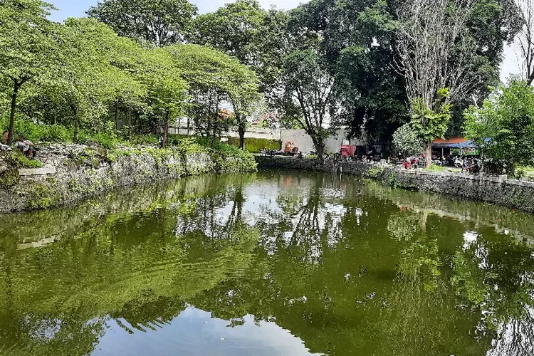 Segaran atau danau yang berada di lahan Sriwedari Solo terlihat kumuh dan kotor 