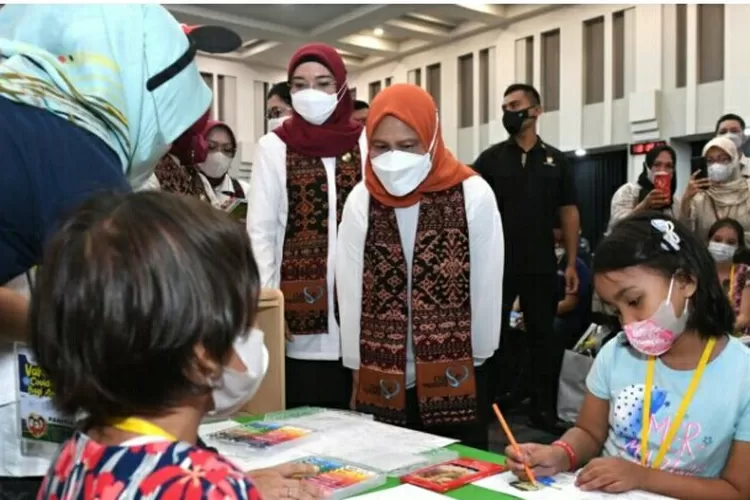 Ibu Negara Iriana didampingi Ibu Wury Maruf Amin meninjau vaksinasi anak. (BPMI Setpres)