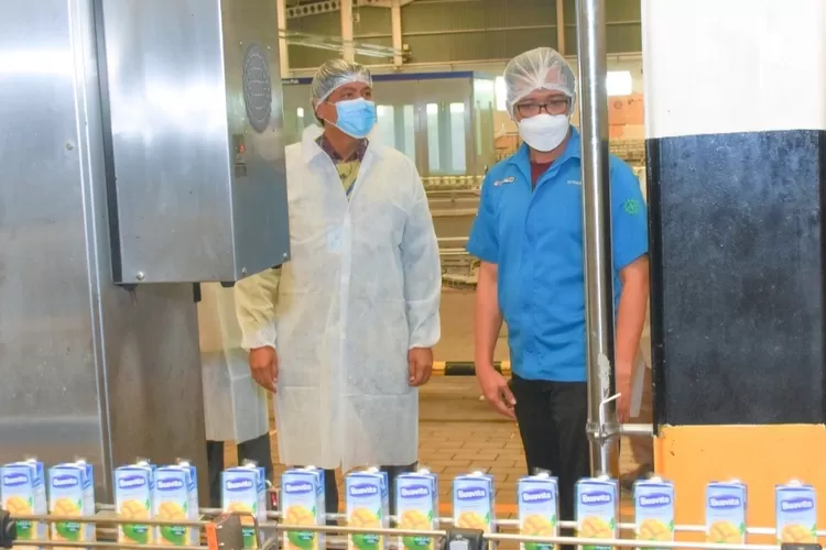 Dirjen Industri Agro Kemenperin, Putu Juli Ardika (kiri) meninjau proses produksi PT Ultrajaya Milk Industry & Trading Co, Tbk. di Bandung (Ist)