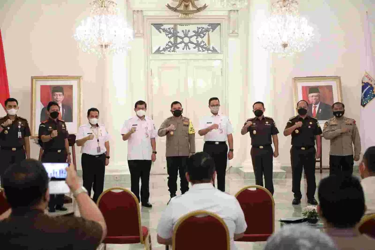 Gubernur DKI Jakarta Anies Baswedan dan Sekda Marullah Matali bersama Kapolda dan Kajati DKI fose bersama usai menandatangani  perjanjian kerja sama penyerahan hibah, Rabu (29/12/2021).