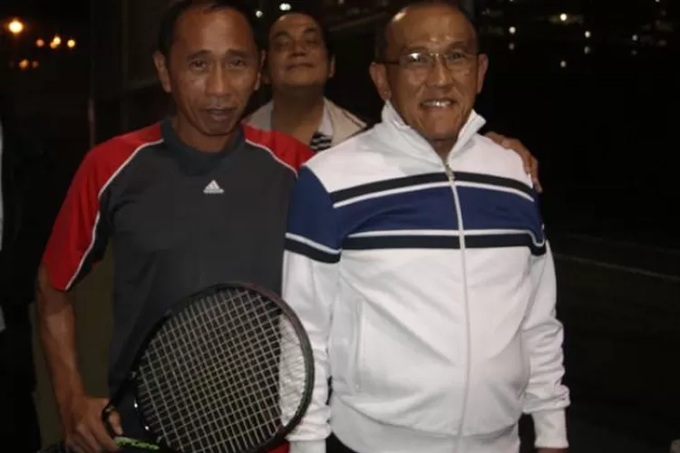Bunge Nahor (kiri) bersama mantan Menko Kesra Aburizal Bakrie yang pecinta berat tenis