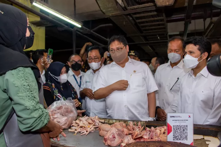 Menteri Koordinator Bidang Perekonomian Airlangga Hartarto berdialog secara interaktif dengan para pedagang saat operasi pasar di Pasar Wonokromo, di Kota Surabaya, Kamis (13/1/2022)