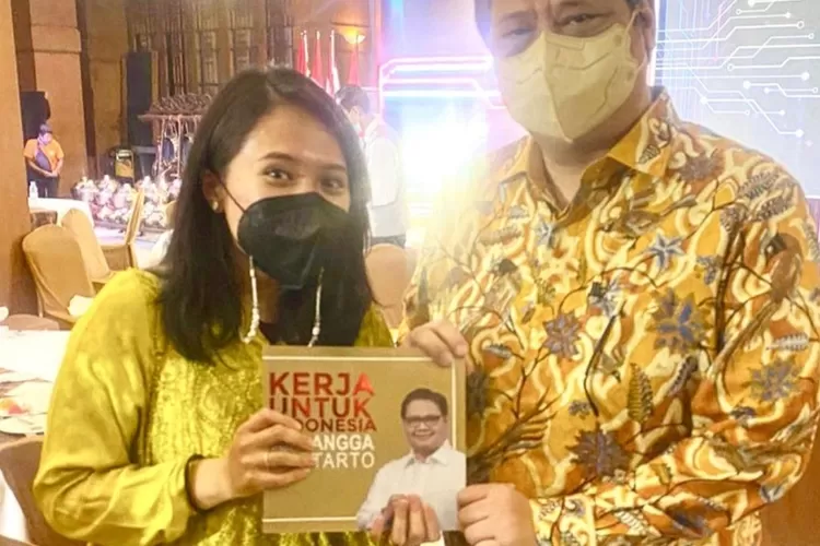 Anggota Komisi XI DPR RI, Puteri Anetta Komarudin menerima buku capaian kinerja Menko Perekonomian yang juga Ketua Umum Partai Golkar Airlangga Hartarto