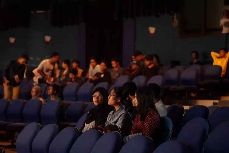 Sejumlah orang menonton film dalam Festival Sinema Prancis di gedung teater besar, kampus ISI Surakarta. (Foto suaramerdeka.com/Langgeng Widodo)