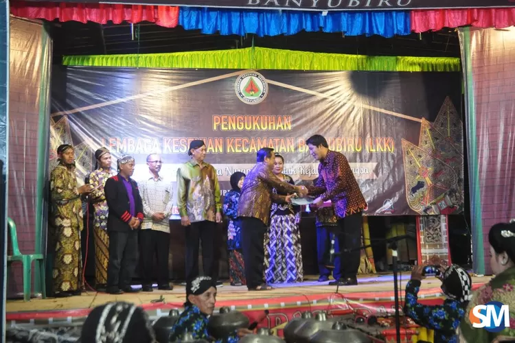 Camat Banyubiru, Moch Nafis Masyur menyerahkan surat keputusan (SK) Pengukuhan Lembaga Kesenian Kecamatan (LKK) kepada Ketua LKK Banyubiru, Purwadi, baru-baru ini. (suaramerdeka.com/Ranin Agung) 