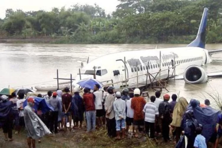 Pesawat Garuda Pernah Mendarat Di Sungai Bengawan Solo Ternyata