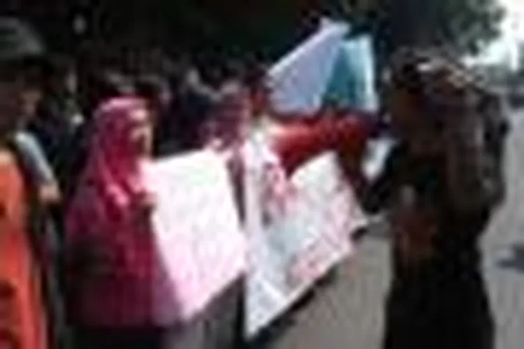 Puluhan mahasiswa yang tergabung dalam Keluarga Besar Mahasiswa (KBM) UIN SMH Banten mengelar unjuk rasa di depan kampus. (Foto: TOPmedia)