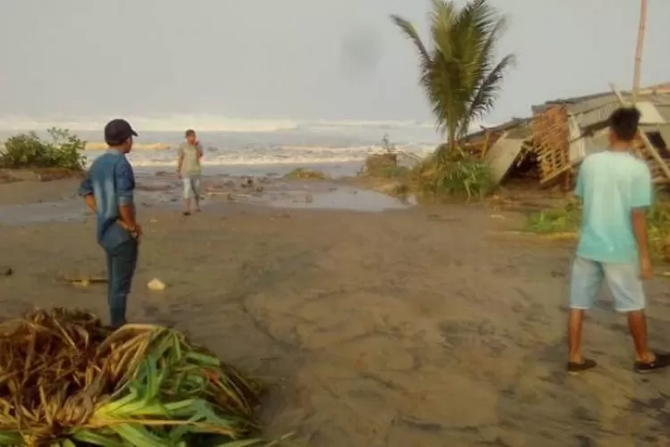 Nampak gelombang pasang di salah satu pantai Lebak Selatan merobohkan warung yang ada di tepi pantai, (Foto:Topmedia)