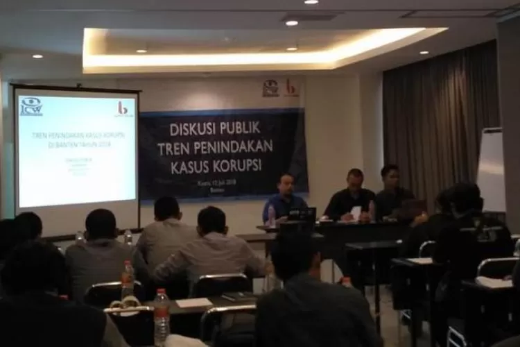 Diskusi public tren penindakan kasus korupsi di Banten, dii Hotel Amaris Kota Serang, Kamis (12/7/2018). (Foto:Topmedia)