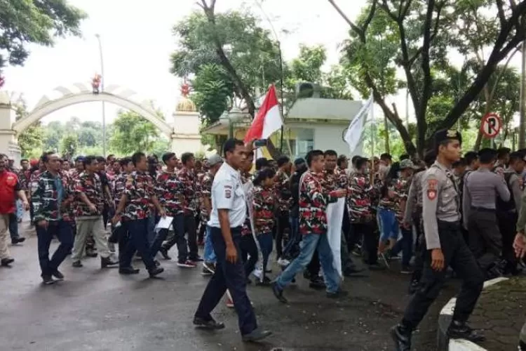 LMPI Banten saat geruduk Pemkot Serang. (Foto: TOPmedia)
