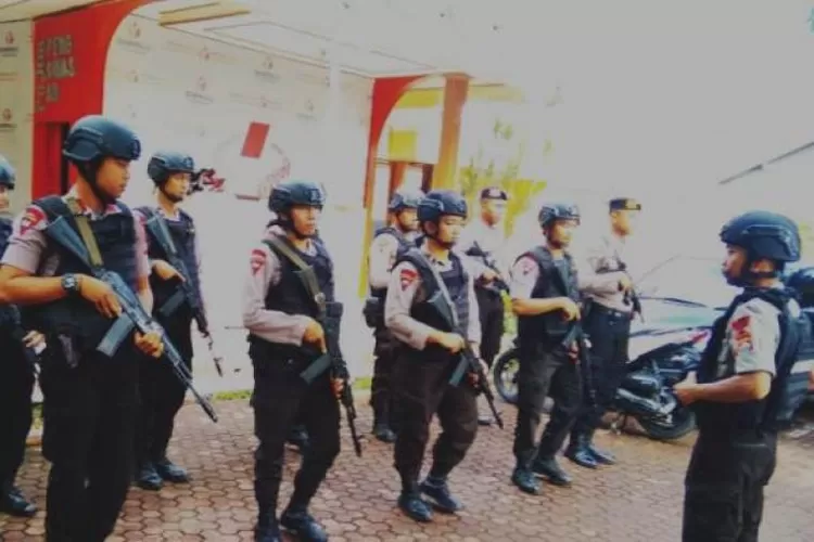 Belasan Personil Batalyon B Pelopor Satbrimob Polda Banten mulai disiagakan untuk mengamankan kantor Bawaslu Provinsi Banten, Jalan Kelapa Dua, Kagungan Kecamatan Serang, Kota Serang, Selasa (05/02/20