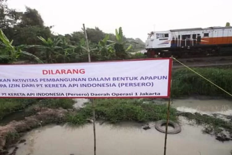 Pembangunan jalan frontage antar desa di Kelurahan Unyur, Kecamatan Serang, Kota Serang terkendala perlintasan kereta api.*