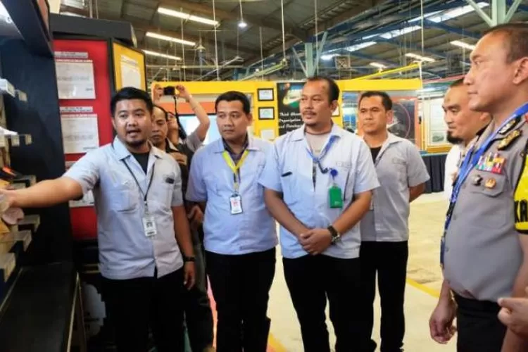 Kapolres Kota Tangerang, Kombes Pol Sabilul Alif saat mendatangi PT. ADF di Balaraja, Kabupaten Tangerang.*
