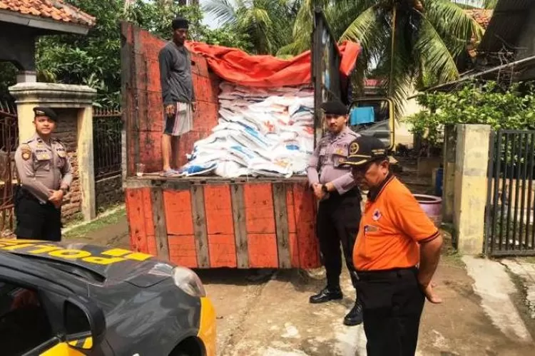 Polres Serang saat melakukan pengamanan dan pengawalan pendistribusian bantuan sosial beras sejahtera di Kabupaten Serang.*