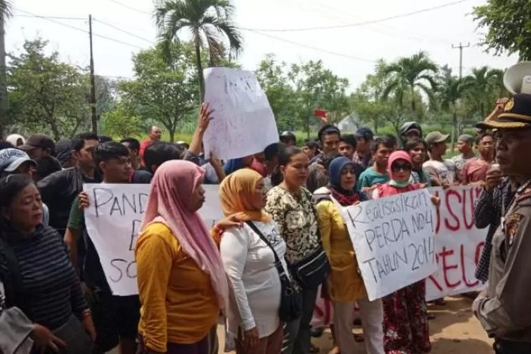 PKL eks Stadion dan eks Alun-alun Kota Serang saat unjuk rasa di depan Puspemkot Serang. (Foto: TOPmedia)