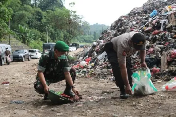 Kapolda Banten Irjen Pol Drs Tomsi Tohir Msi, saat emimpin upacara Memperingati Hari Peduli Sampah Nasional (HPSN) Tahun 2019 di PA Cilowong Kecamatan Taktakan, Kota Serang, Kamis, 21/02/2019. (Foto:Topmedia)