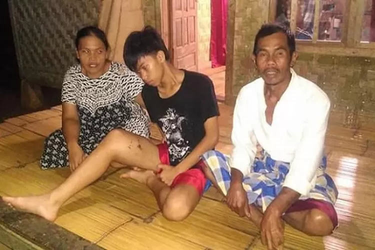 Asdi bersama kedua orangtua, saat ditemui di kediamanya, Jumat (22/3/2019). (Foto:TOPmedia)