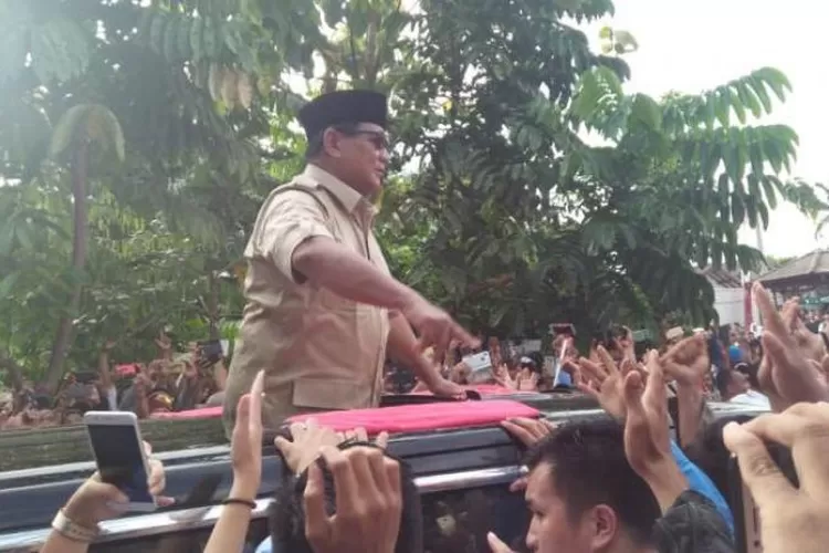 Capres Prabowo Subianto, menyapa masyarakat usai mengunjungi Majelis Ta'lim Wal Istigotsah Ad Dimyathiyyah di Desa Cidahu, Kabupaten Pandeglang, Banten, Sabtu (16/03/2019). (Foto:TOPmedia)