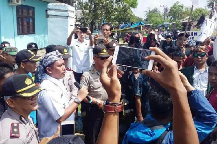 Barisan Muda Cilangkahan (BMC) melakukan aksi unjuk rasa di depan kantor Kecamatan Wanasalam, Kabupaten Lebak.*