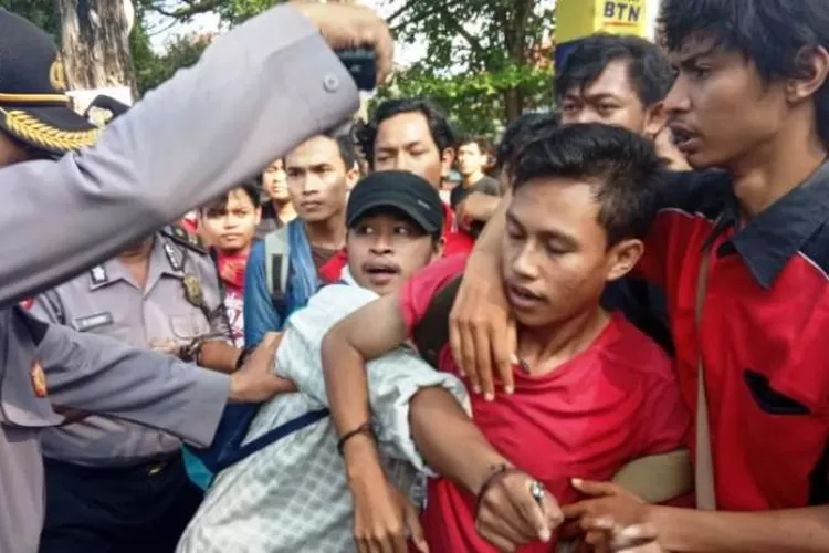 Bentrok antara mahasiswa UIN Banten dengan aparat kepolisian. (Foto: TOPmedia)