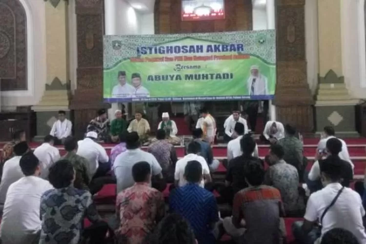 Ratusan honorer gelar istigosah akbar yang dilaksanakan ba'da dzuhur di Masjid Raya Albantani KP3B, Kamis (28/3/ 2019). (Foto:TOPmedia)