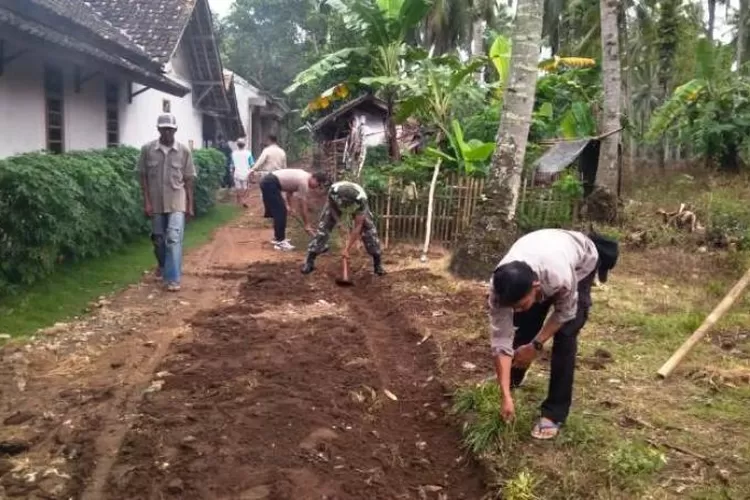 Muspika Kecamatan Panggarangan-Cihara saat mengadakan Jumat bersih di Kampung Mekarsari, Desa Pondokpanjang, Kecamatan Cihara, Kabupaten Lebak. (Foto: TOPmedia)