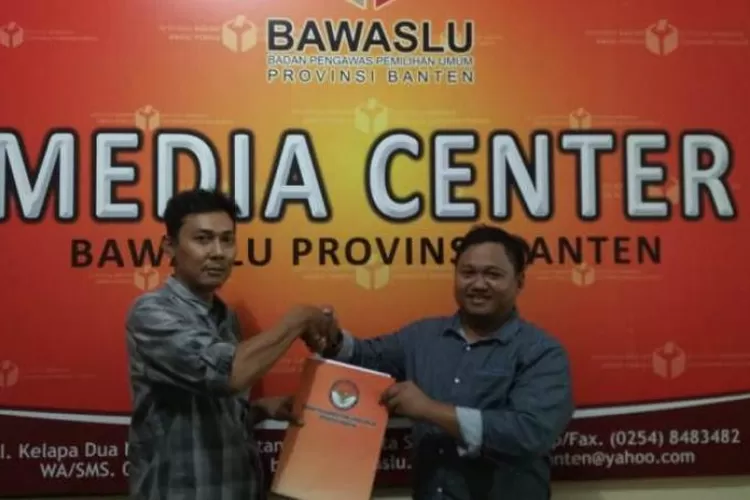 Salah seorang anggota Bawaslu Bante ketika menerima berkas laporan terkait mobilisasi ASN di lingkungan Pemprov Banten, Selasa (19/3/2019).