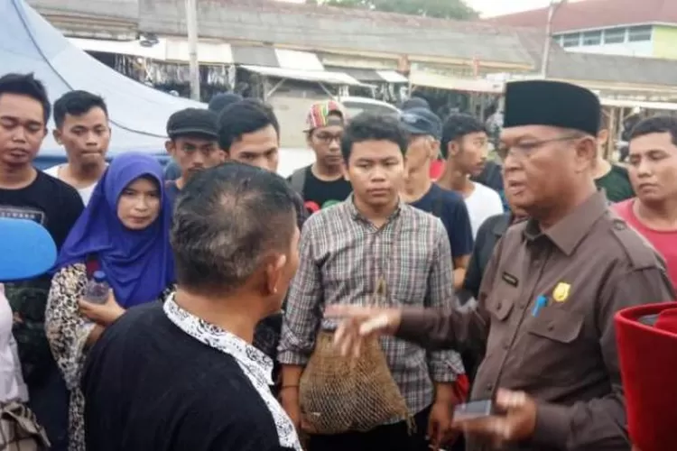  Pemindahan PKL eks Stadion ke tempat relokasi di Kepandean berlangsung ricuh. (Foto: TOPmedia)