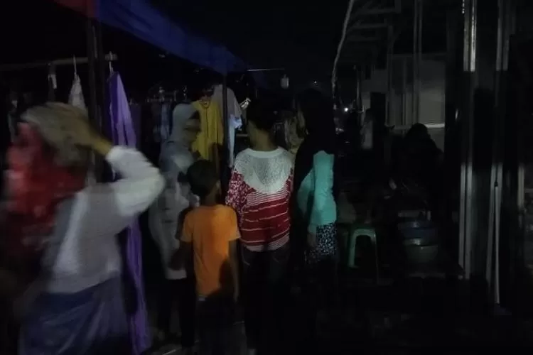 Sejumlah PKL sudah mulai menjajakan dagangnya di Pasar Kepandean dengan penerangan yang minim,  Sabtu (9/3) malam. (Foto:Topmedia)