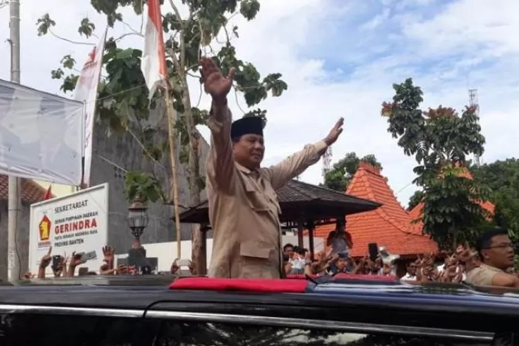  Capres Prabowo Subianto, menyapa masyarakat usai mengunjungi Majelis Ta'lim Wal Istigotsah Ad Dimyathiyyah di Desa Cidahu,  Kabupaten Pandeglang, Banten, Sabtu (16/03/2019). (Foto:TOPmedia)