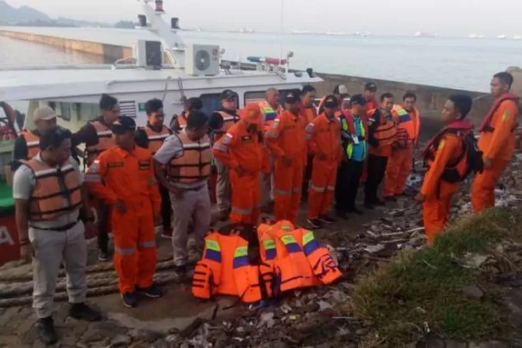 Tim SAR gabungan berangkat melakukan pencarian mualim KMP Windu Karsa Dwitya, Selasa (23/4/2019). (Foto:Topmedia)