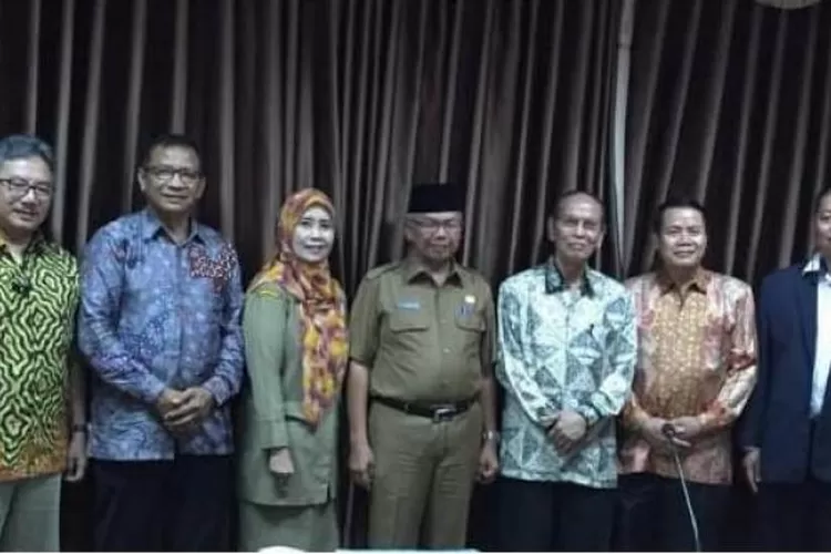 Plt. Kepala Dinas Kesehatan Banten Dr. M. Yusuf, bersama anggota Badan Pengawas Rumah Sakit â€œBPRSâ€ Selasa (9/4/2019). (Foto:Topmedia)