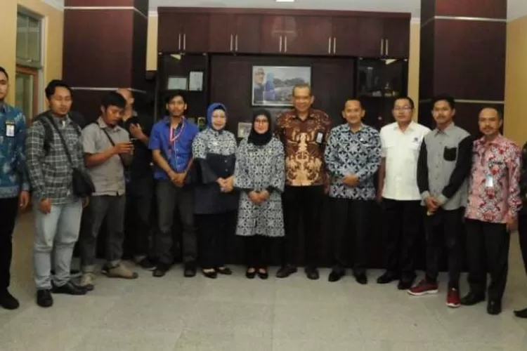 Bupati Lebak Iti Octavia Jayabaya, bersama Staff Ahli Menteri Kementrian Koordinator Bidang Kemaritiman Sugeng Santoso,  Jum'at (5/4/2019). (Foto:TOPmedia)